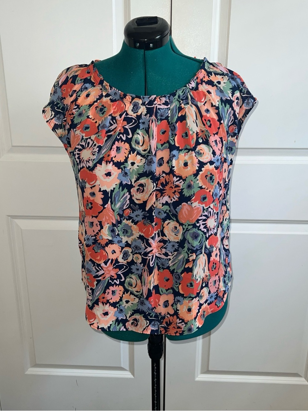 LC Lauren Conrad Navy Floral Cap-Sleeve Blouse with Pleated Front Bow Back M